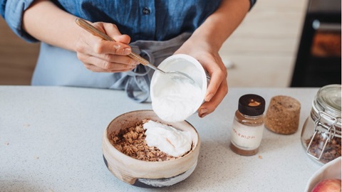 gezond ontbijt met yoghurt skyr en muesli